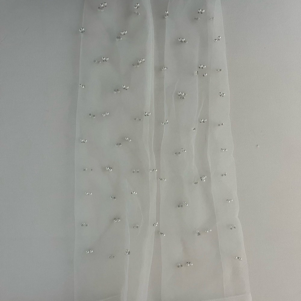 Pearl Scattered clip on Veil and fingerless gloves